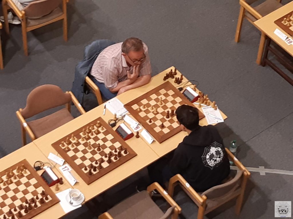 Henrik im Endspiel gegen GM Ralf Akesson beim Czech Open 2021 in Runde 5.